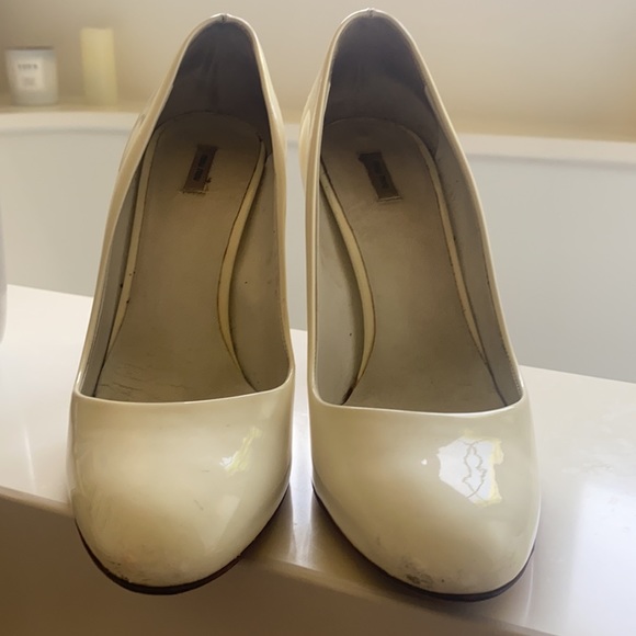 MIU MIU wht patent 5.5 round toe - Picture 10 of 10